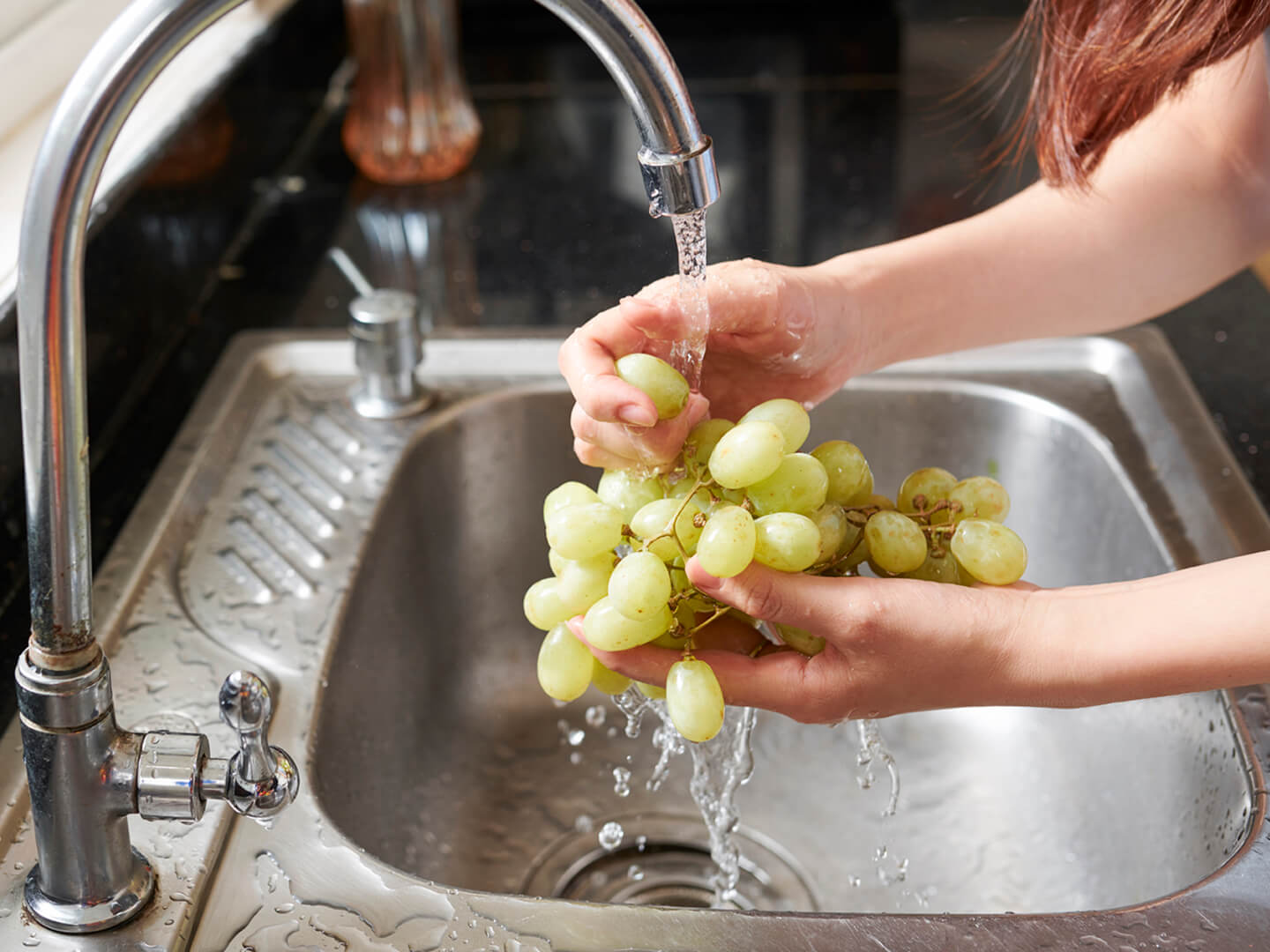 Descubre la forma correcta de lavar tus uvas sin usar jabón